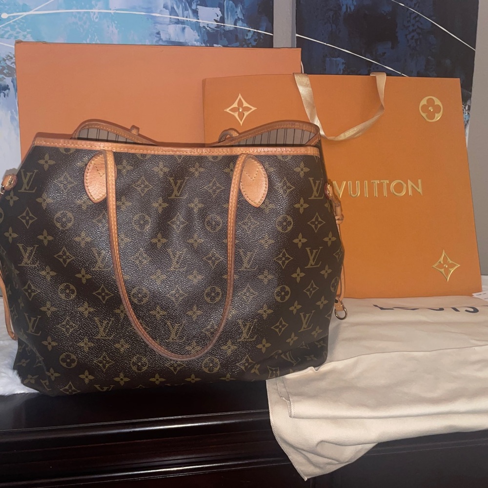 Louis Vuitton Neverfull GM Tote Monogram 15.7 x 13 x 7.9 inches